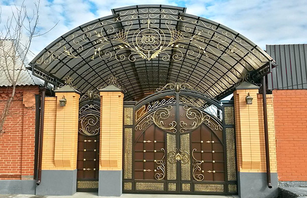 Купить или заказать ворота для дома с навесом - стильные и надежные решения для вашего участка в Карасук от 42024 руб | ВоротМастер-Кск